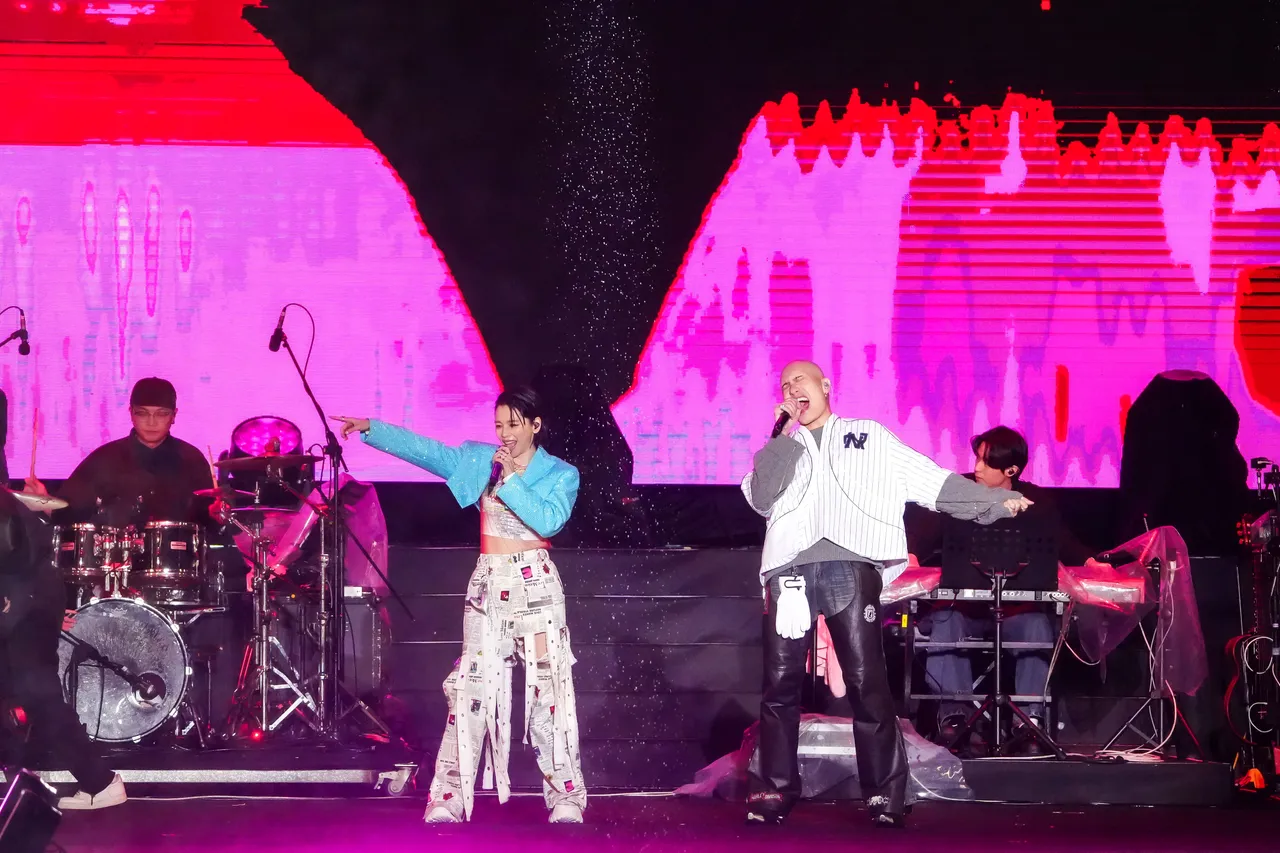 桃园跨年！徐若瑄大雨滂沱独家献唱　祝福所有人「幸福快乐」