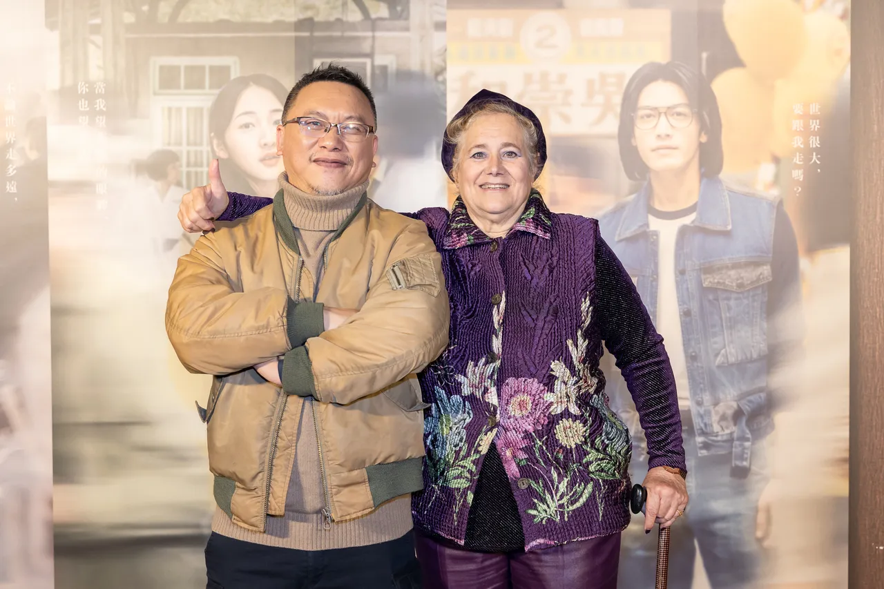 美国人权工作者艾琳达(右)参与并记录下当年中坜事件，看完电影与导演汤升荣合照。瀚草文创GrX STUDIO提供