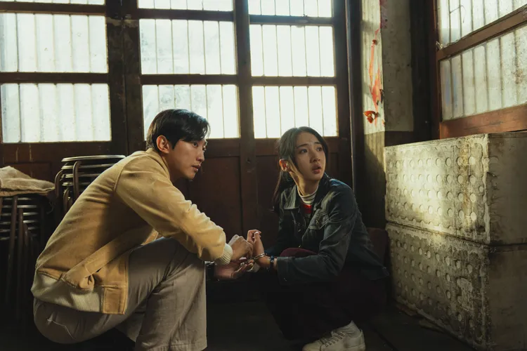 李沐和振永在《那張照片裡的我們》一起經歷的中壢事件。瀚草文創GrX STUDIO提供