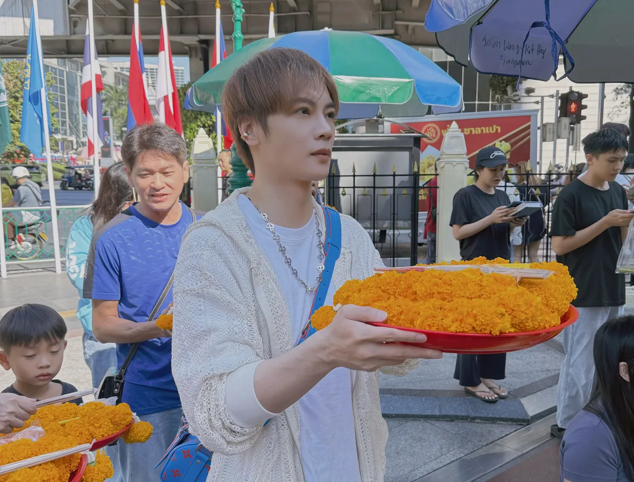 古曜威飞曼谷，祈求财运事业旺，将捐5%做公益，助弱势族群。单纯梦想文创事业提供