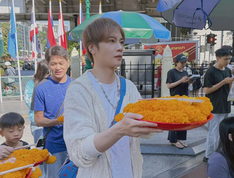 古曜威飛曼谷，祈求財運事業旺，將捐5%做公益，助弱勢族群。單純夢想文創事業提供