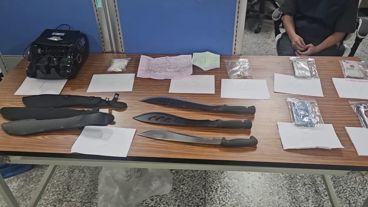 警方在车内搜出3把开山刀。翻摄画面