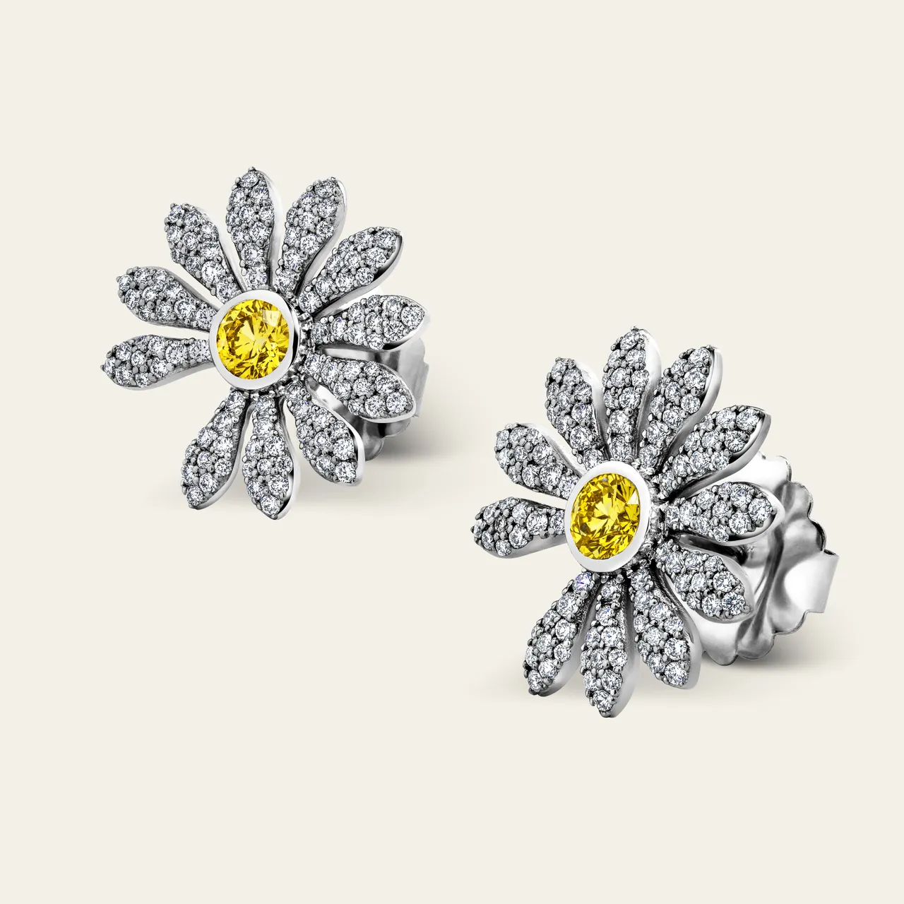 Jacob & Co. x G-DRAGON白金+黄钻PEACEMINUSONE 耳环，密镶白钻，48万8000元。品牌提供