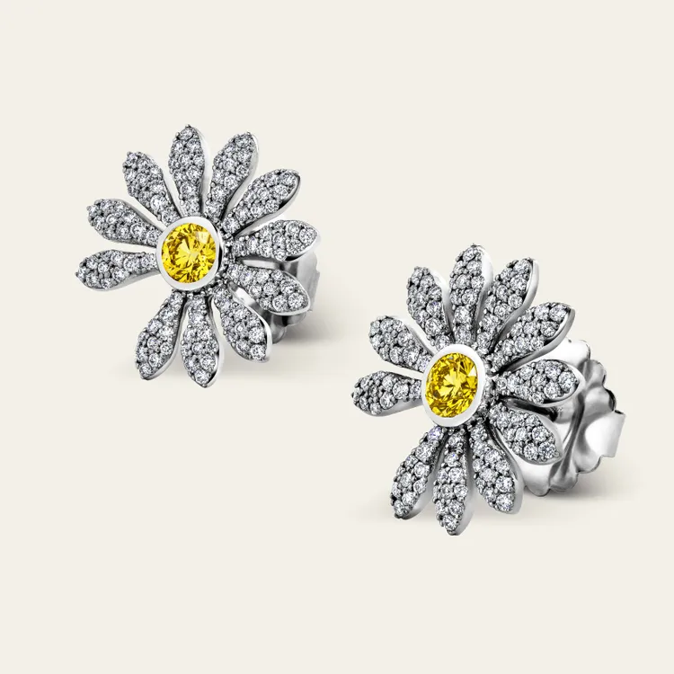 Jacob & Co. x G-DRAGON白金+黄鑽PEACEMINUSONE 耳環，密鑲白鑽，48萬8000元。品牌提供