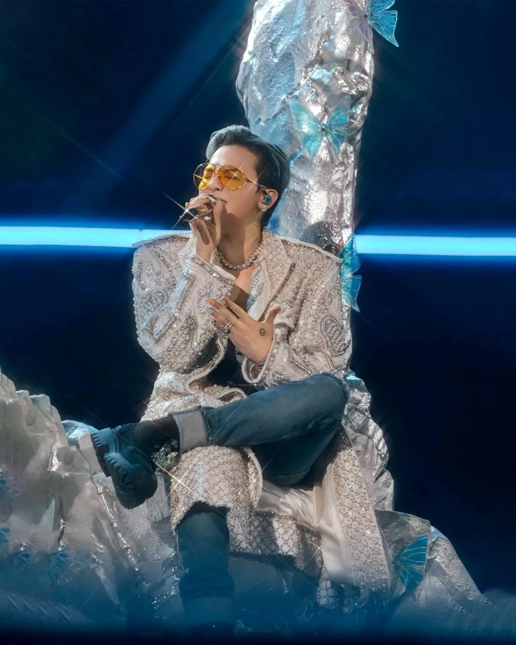 顶级珠宝与钟表品牌Jacob & Co.再度携手潮流天王G-DRAGON（GD），推出两款雏菊耳环。品牌提供