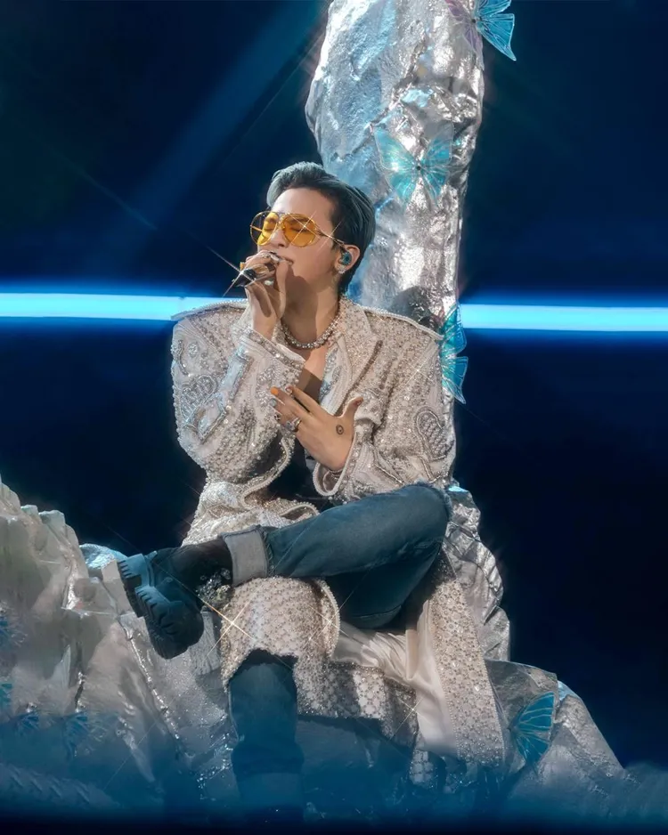 頂級珠寶與鐘錶品牌Jacob & Co.再度攜手潮流天王G-DRAGON（GD），推出兩款雛菊耳環。品牌提供