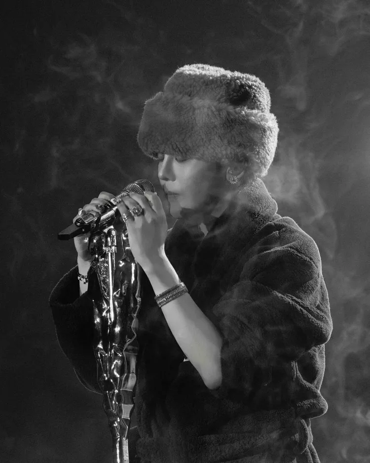 頂級珠寶與鐘錶品牌Jacob & Co.再度攜手潮流天王G-DRAGON（GD），推出兩款雛菊耳環。品牌提供