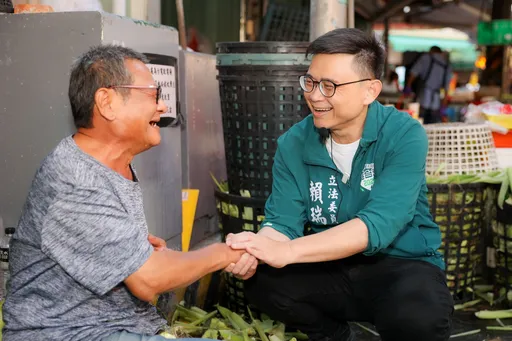 赖瑞隆低调走市场续拚初选　支持者撑腰：高雄人是你的责任