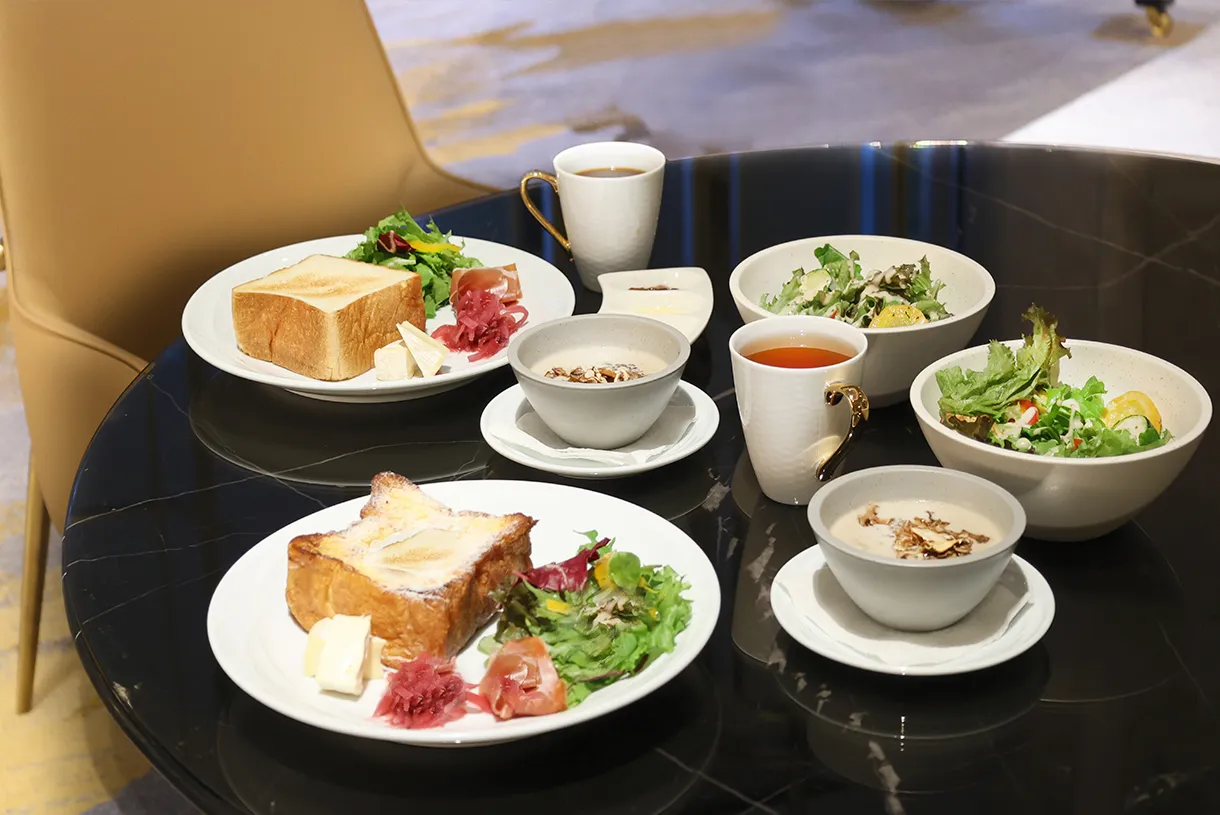 台北汉来大饭店贴心安排2026/1/1跨年狂欢翌日不必早起吃早餐，舒眠睡饱再享用大厅酒廊双人早午套餐(价值2240元)。台北汉来大饭店提供