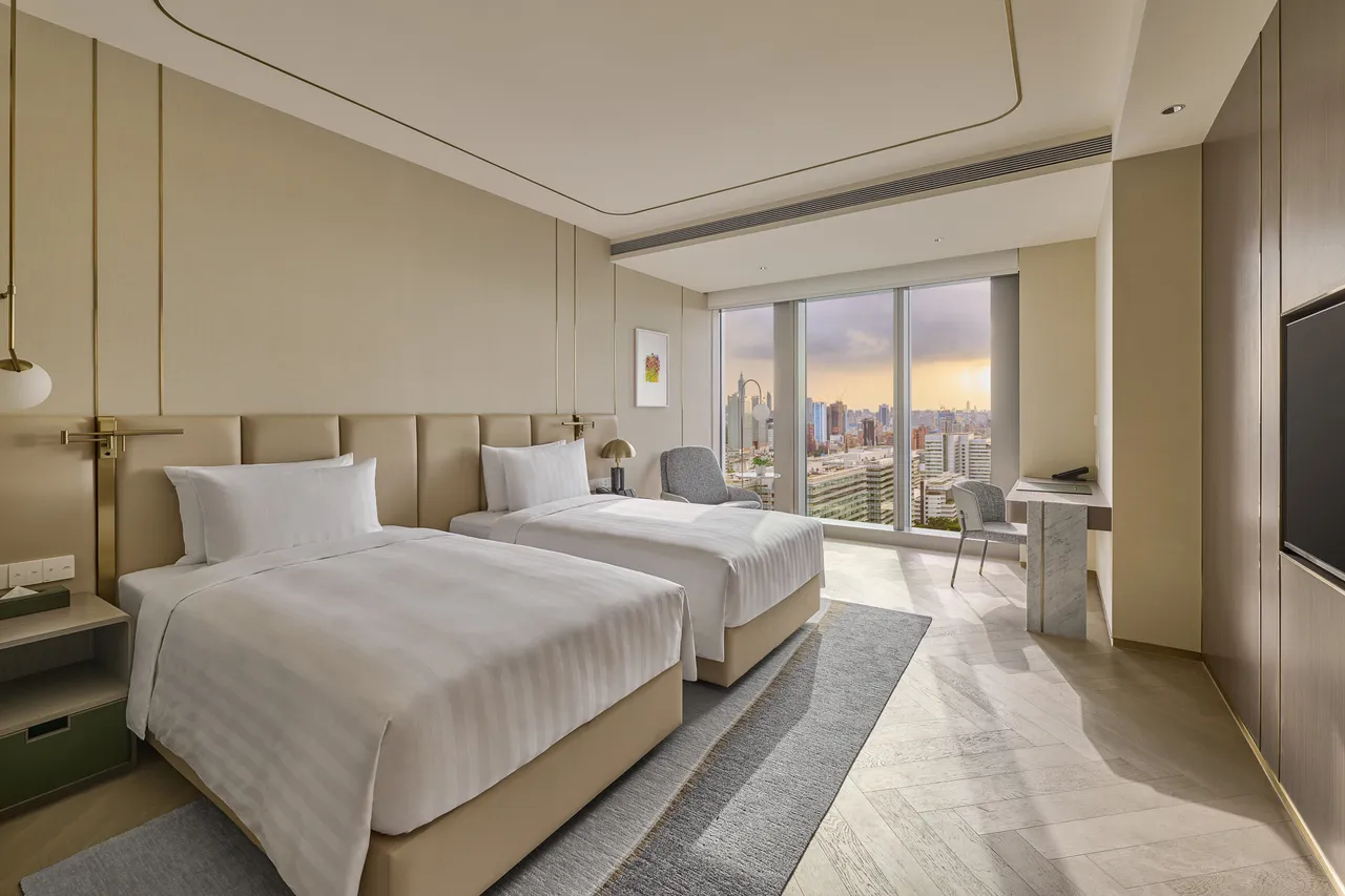 台北汉来大饭店「普发万元赠万元」双人入住行政豪华客房平日只要9999元，尊享贵宾轩行政酒廊礼遇。台北汉来大饭店提供