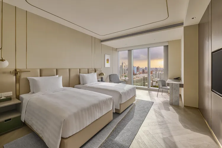 台北漢來大飯店「普發萬元贈萬元」雙人入住行政豪華客房平日只要9999元，尊享貴賓軒行政酒廊禮遇。台北漢來大飯店提供