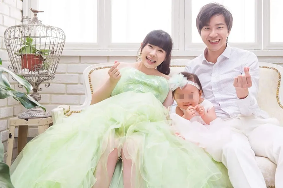 2019年3月福原爱（左）肚里怀儿子，和江宏杰、女儿一起拍全家福。翻摄福原爱脸书