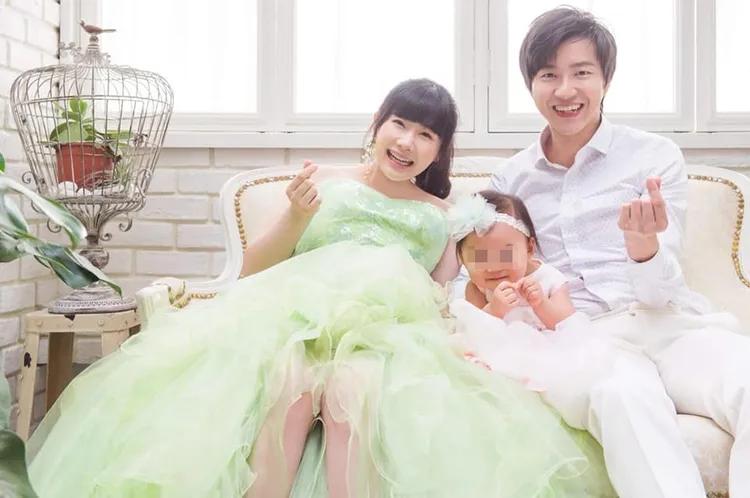 2019年3月福原愛（左）肚裡懷兒子，和江宏傑、女兒一起拍全家福。翻攝福原愛臉書