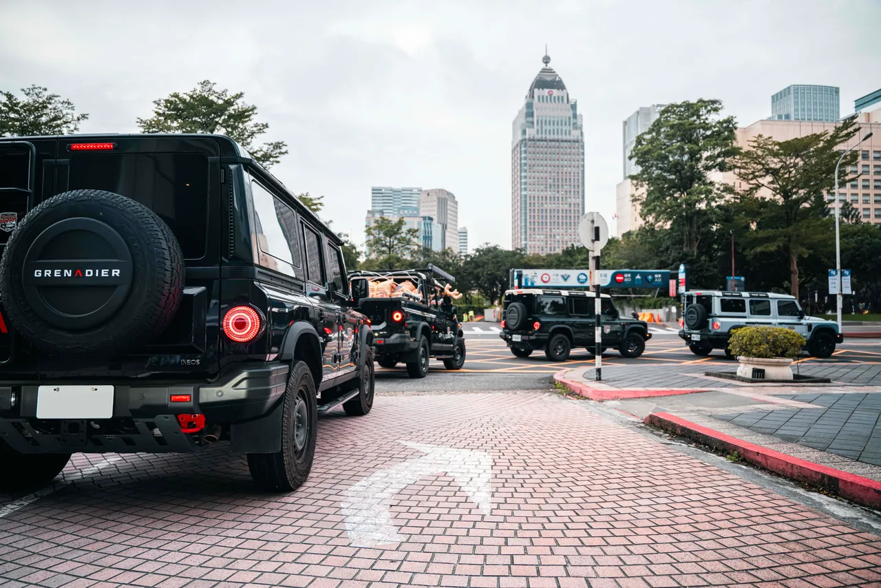 行经市区街头时，整齐划一的车队与Grenadier标志性方正轮廓带来强烈视觉冲击。业者提供