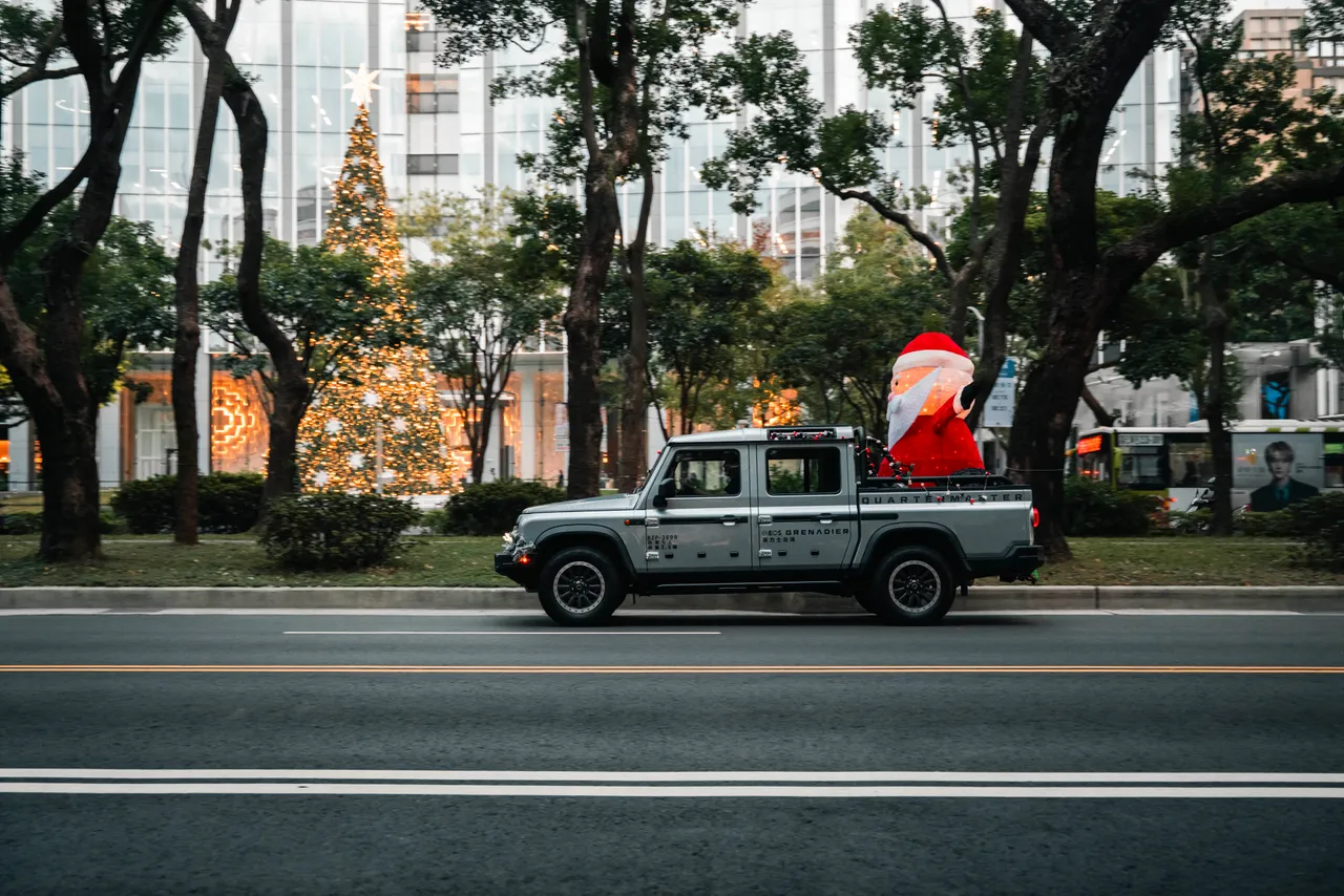 一辆Quartermaster皮卡车斗搭载巨型耶诞老人造型，成为全场焦点。业者提供