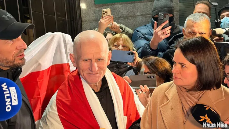 诺贝尔和平奖得主比亚利亚茨基（Ales Bialiatski）获释。X@Tsihanouskaya