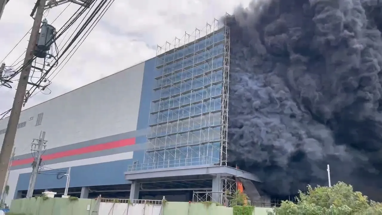 全联仓储每层楼板面积广达1700坪，火烟在内部窜烧造成受困者逃生困难。资料照