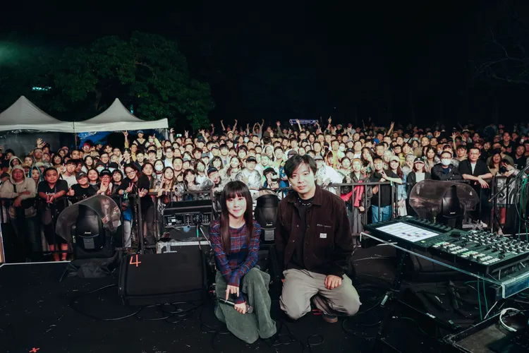 白安（左）與製作人Hello Nico貝斯手的陳信伯同台。相信音樂提供