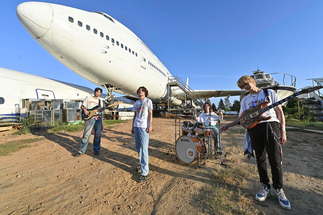 最爽新人未出道就獲周杰倫+五月天阿信加持 「帕拉斯」包下遊樂園登機翼開唱