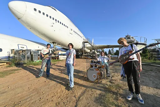 最爽新人未出道就獲周杰倫＋五月天阿信加持 「帕拉斯」包下遊樂園登機翼開唱