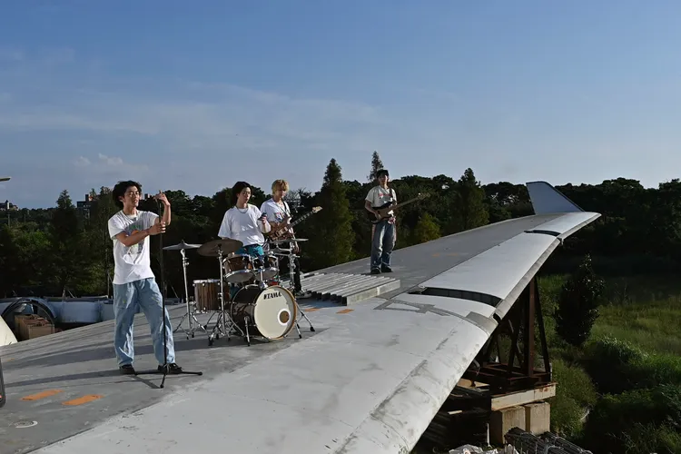 吉他手小葵(左三)克服懼高症拍攝。迷音樂提供