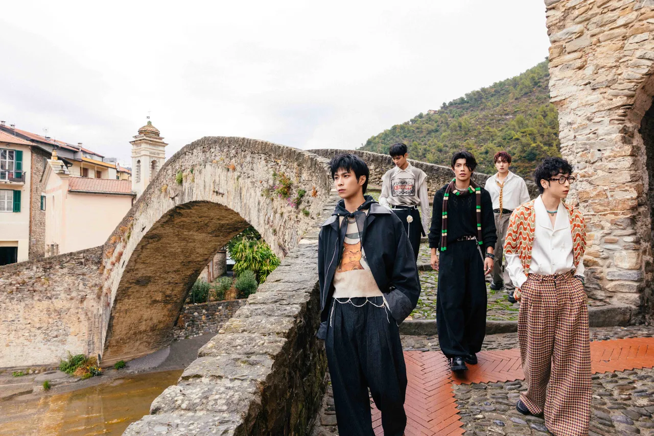 新专辑《参》除了预购版的「蔚蓝海岸版」之外，在发片当日也释出实体专辑第二版本「甜水小镇版」（左起AX、浦洋、峻廷、承隆、家齐）华纳音乐提供