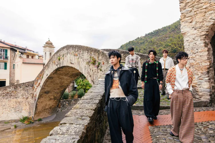 新專輯《參》除了預購版的「蔚藍海岸版」之外，在發片當日也釋出實體專輯第二版本「甜水小鎮版」（左起AX、浦洋、峻廷、承隆、家齊）華納音樂提供