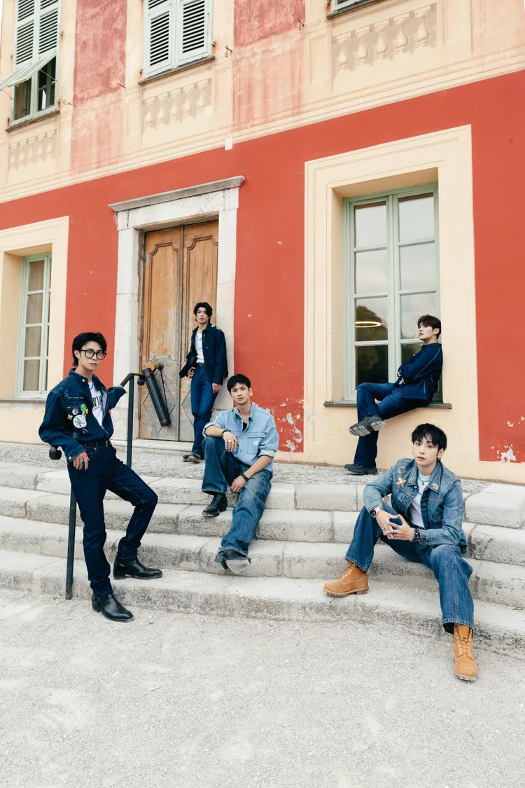 「FEniX」（左起MAX、峻廷、浦洋、承隆、家齊）將在簽名會與歌迷相見。華納音樂提供