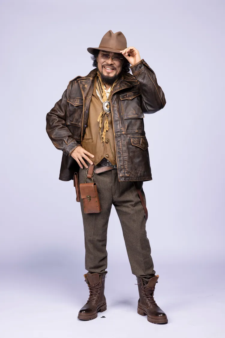 張菲的皮衣造型，帥氣有勁。「辣財神娛樂城」提供