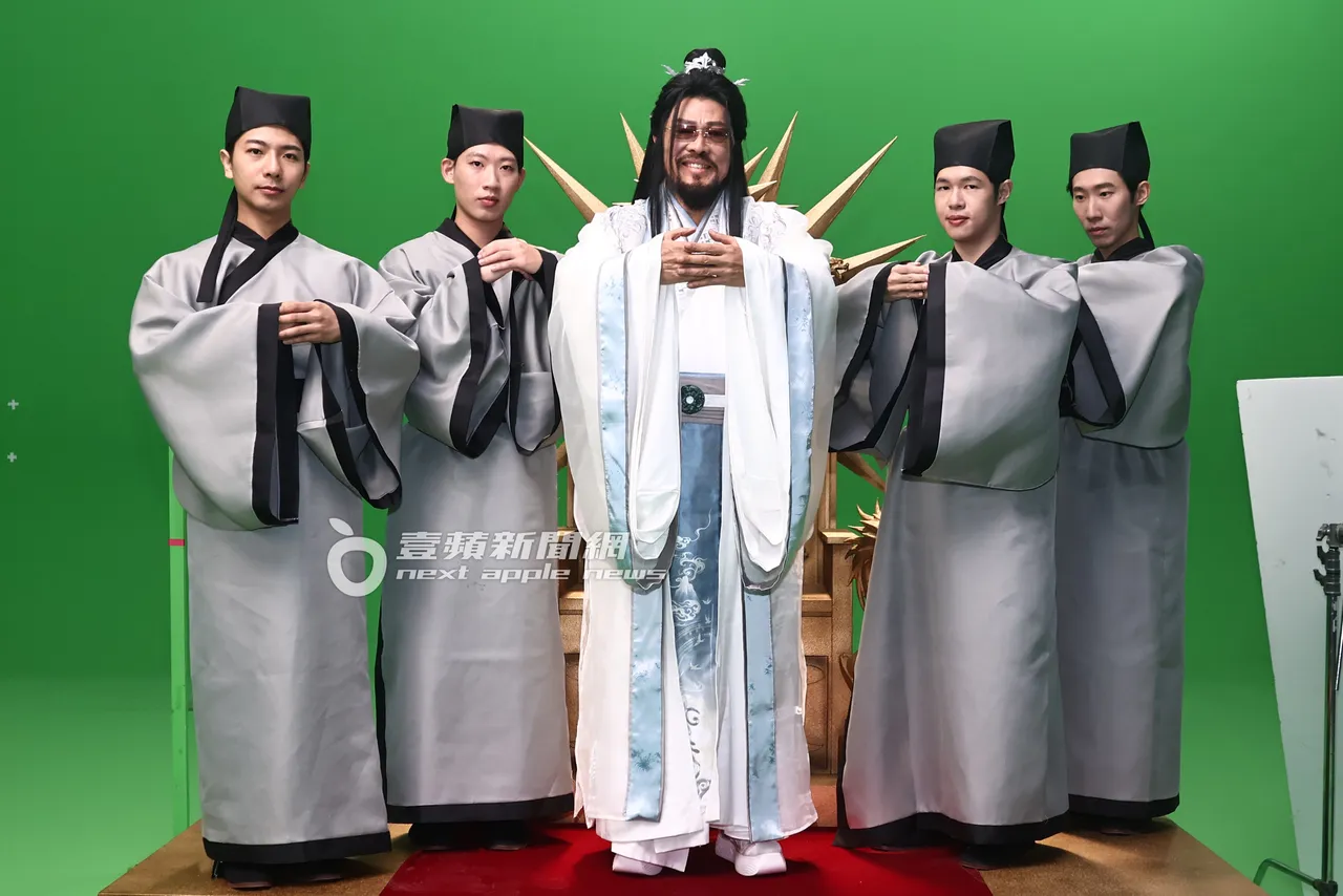 张菲（中）拍手游广告，有4位书僮伺候。黄威哲摄