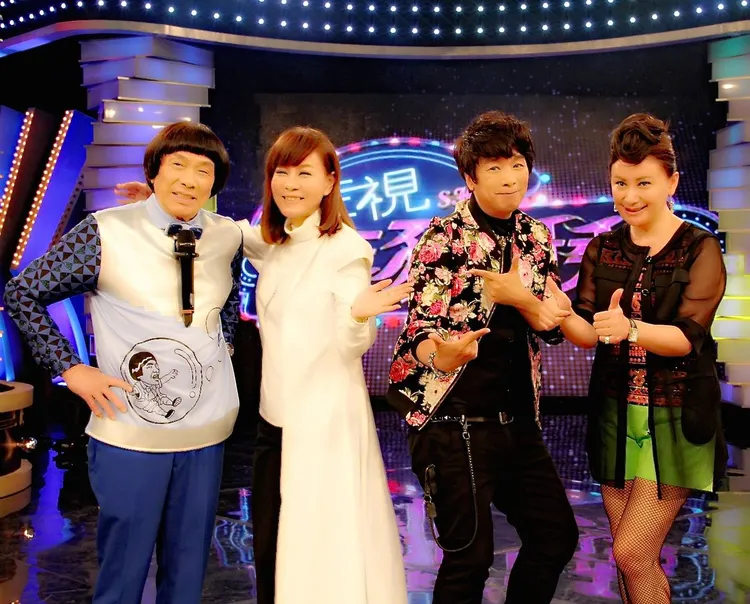 曹西平（右二）曾和龍千玉（左二）一起上豬哥亮（左）與陳亞蘭主持的《華視天王豬哥秀》。翻攝曹西平的粉絲愛團臉書