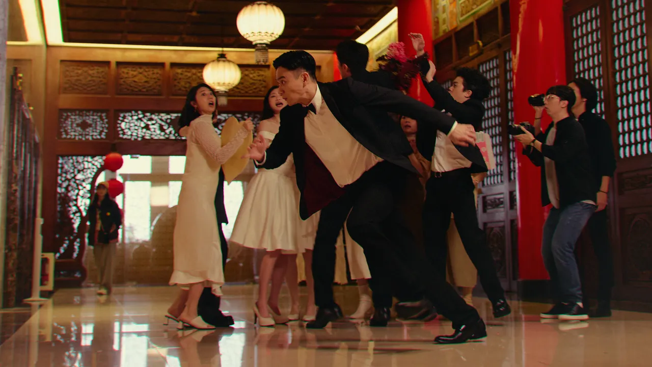 刘冠廷一天两场婚礼崩溃忙翻。水花电影提供