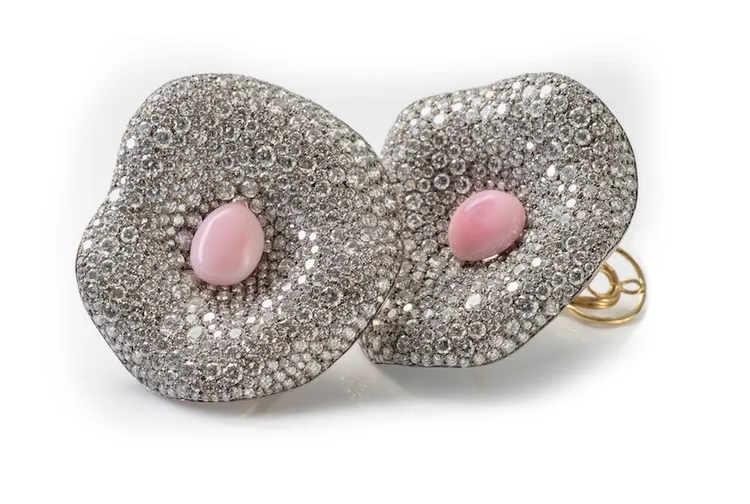 孔克珍珠鈦金屬花朵耳環（孔克珠2顆共 11.96克拉、鑽石共33.10克拉、鈦金屬）。品牌提供