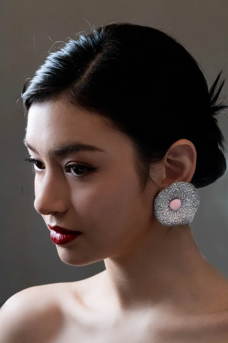 孔克珍珠鈦金屬花朵耳環（孔克珠2顆共 11.96克拉、鑽石共33.10克拉、鈦金屬）。品牌提供