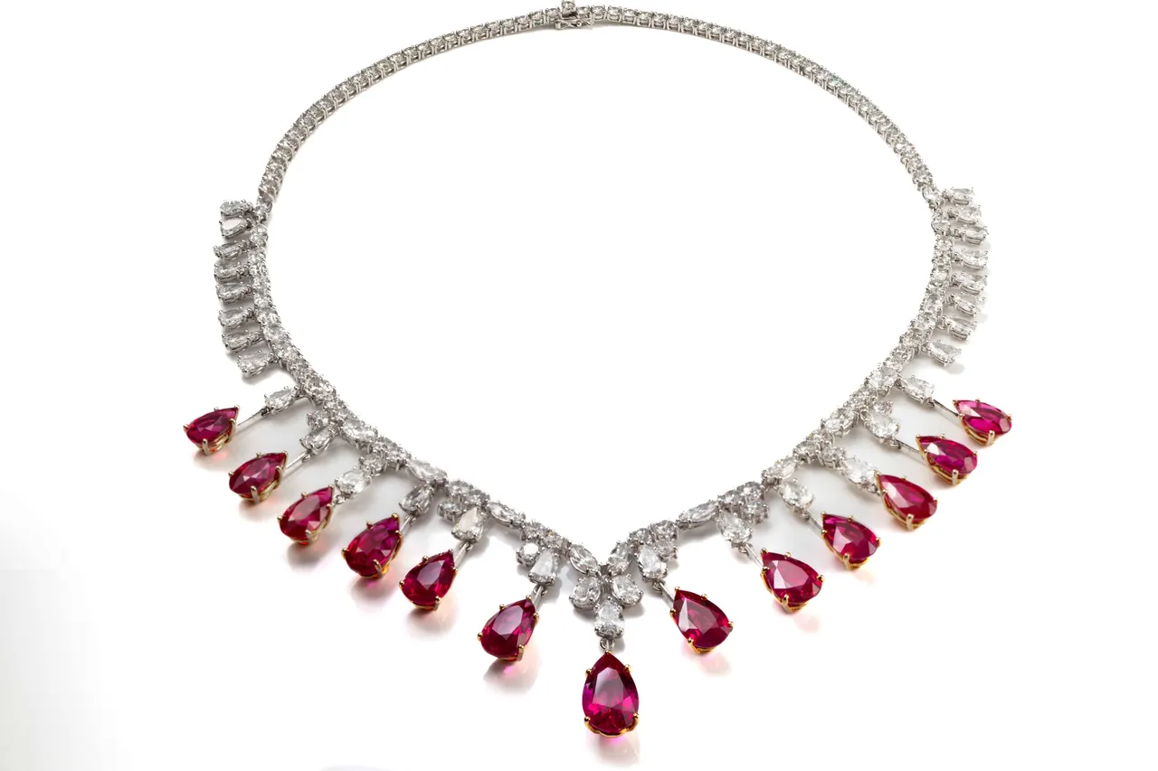 水滴形缅甸红宝钻石项链（水滴形红宝石共32.31克拉、水滴形钻石共8.23克拉、椭圆形钻石共5.15克拉、马眼形钻石共2.31克拉、圆形钻石共11.11克拉、18K金）。品牌提供