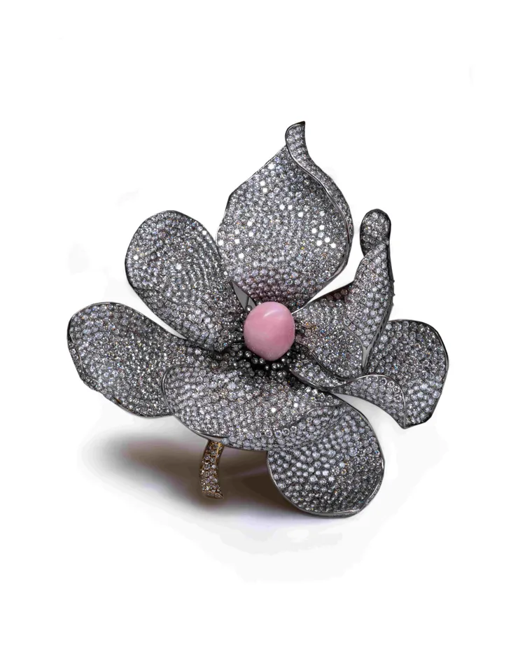 孔克珍珠鈦金屬花朵胸針（孔克珠16.84克拉、鑽石共48.72克拉）。品牌提供