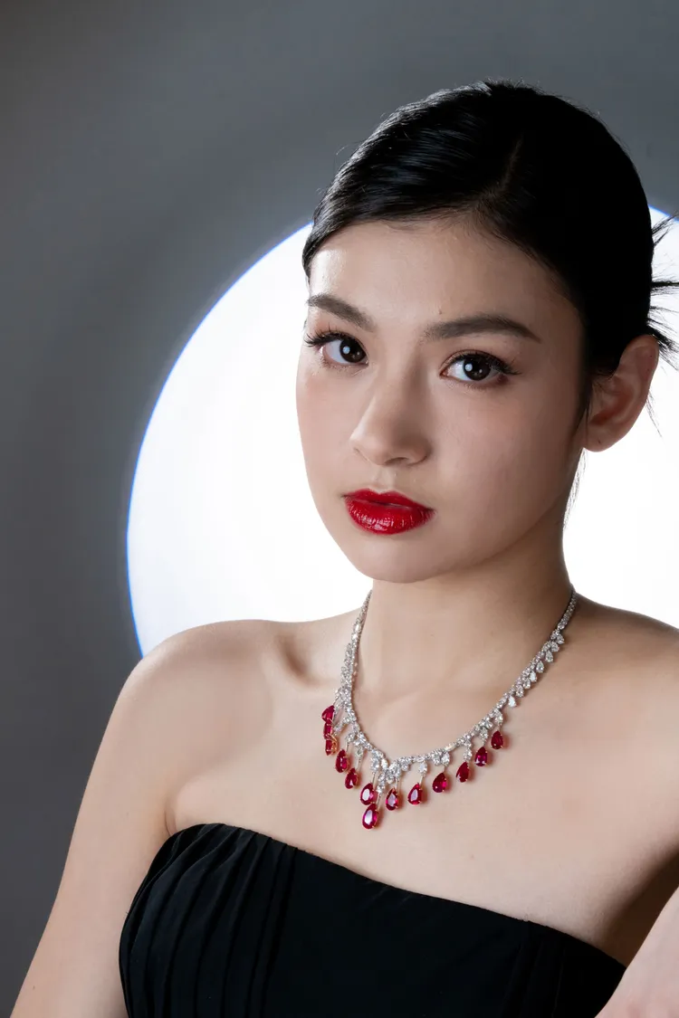 水滴形緬甸紅寶鑽石項鍊（水滴形紅寶石共32.31克拉、水滴形鑽石共8.23克拉、橢圓形鑽石共5.15克拉、馬眼形鑽石共2.31克拉、圓形鑽石共11.11克拉、18K金）。品牌提供