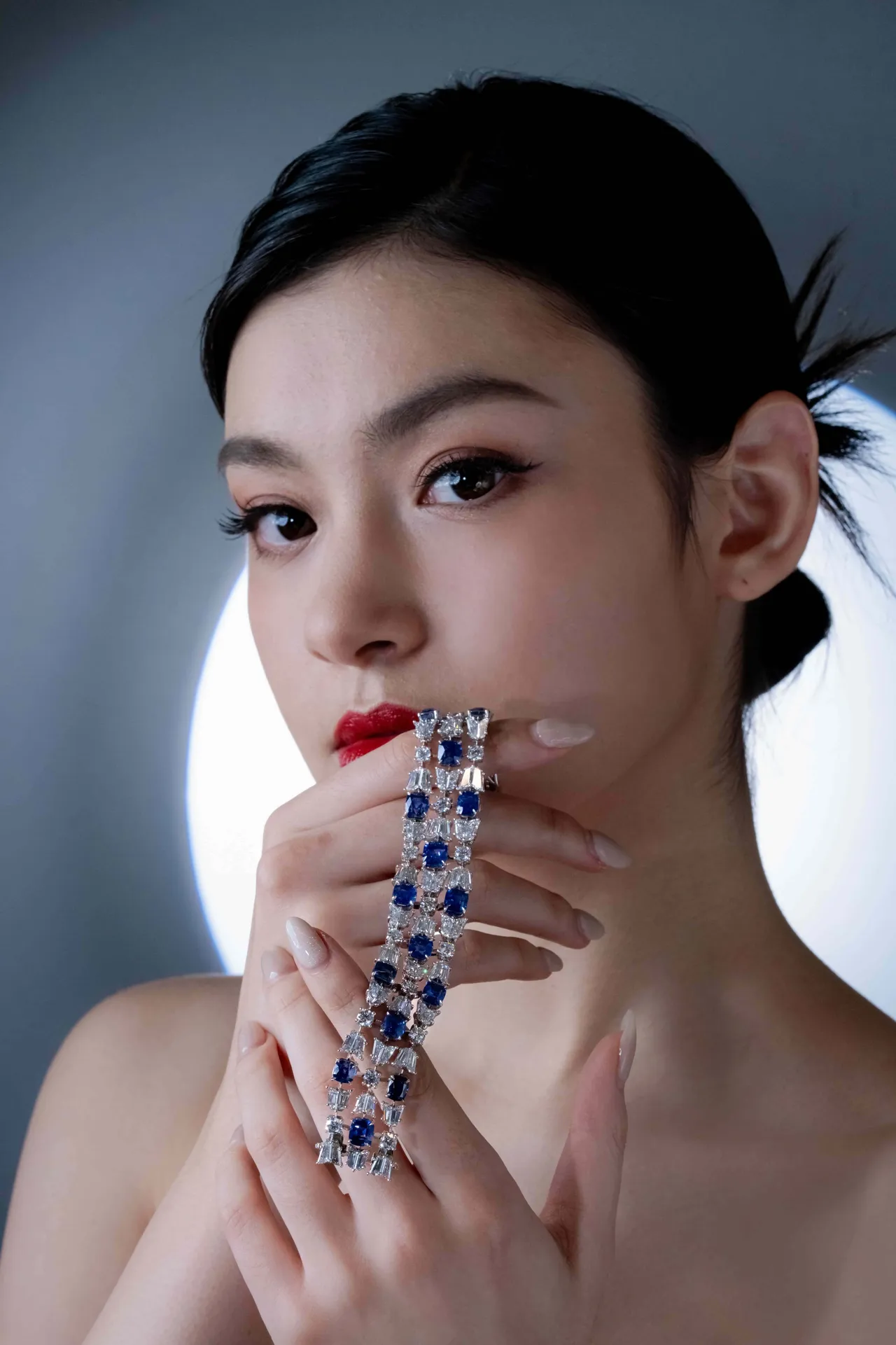 喀什米尔蓝宝石钻石手链。品牌提供