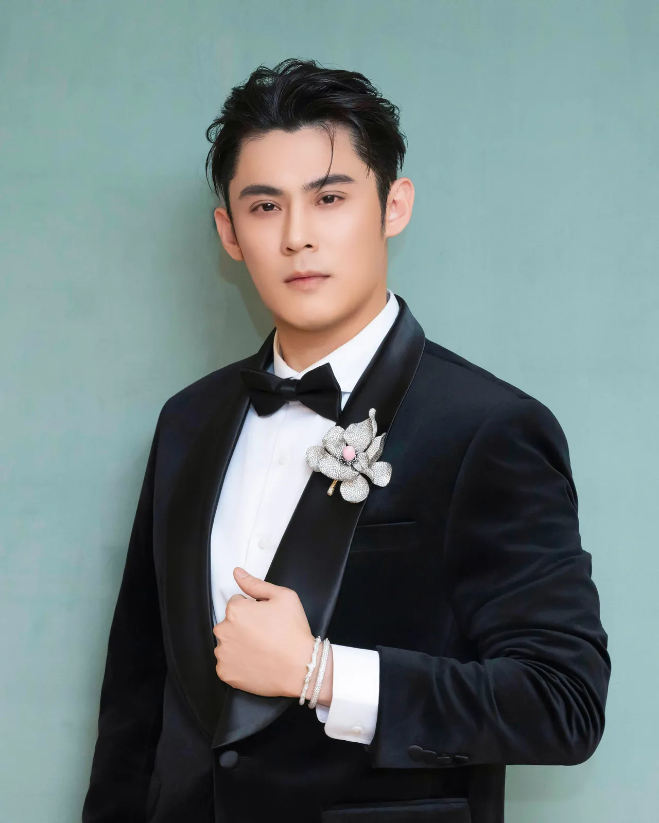 陈奕配戴孔克珍珠钛金属花朵胸针。品牌提供