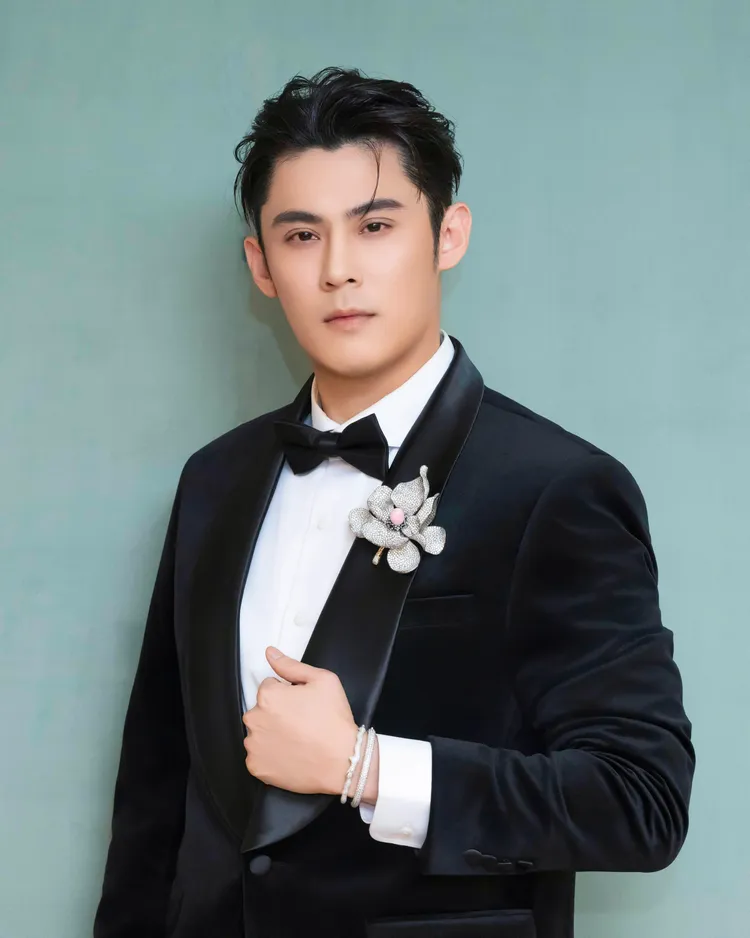 陳奕配戴孔克珍珠鈦金屬花朵胸針。品牌提供