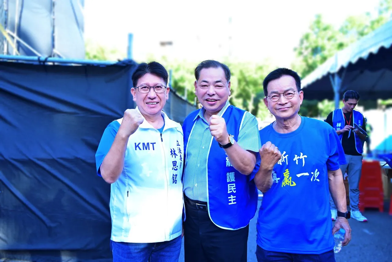 立委林思銘(左起)和陳見賢，及立委賴士葆。陳見賢團隊提供