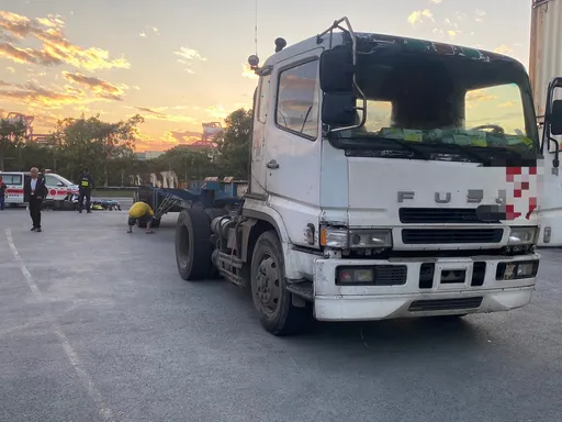 高雄港自贸区货柜场出站口恐怖车祸！机车撞联结车　女骑士脚掌遭辗断