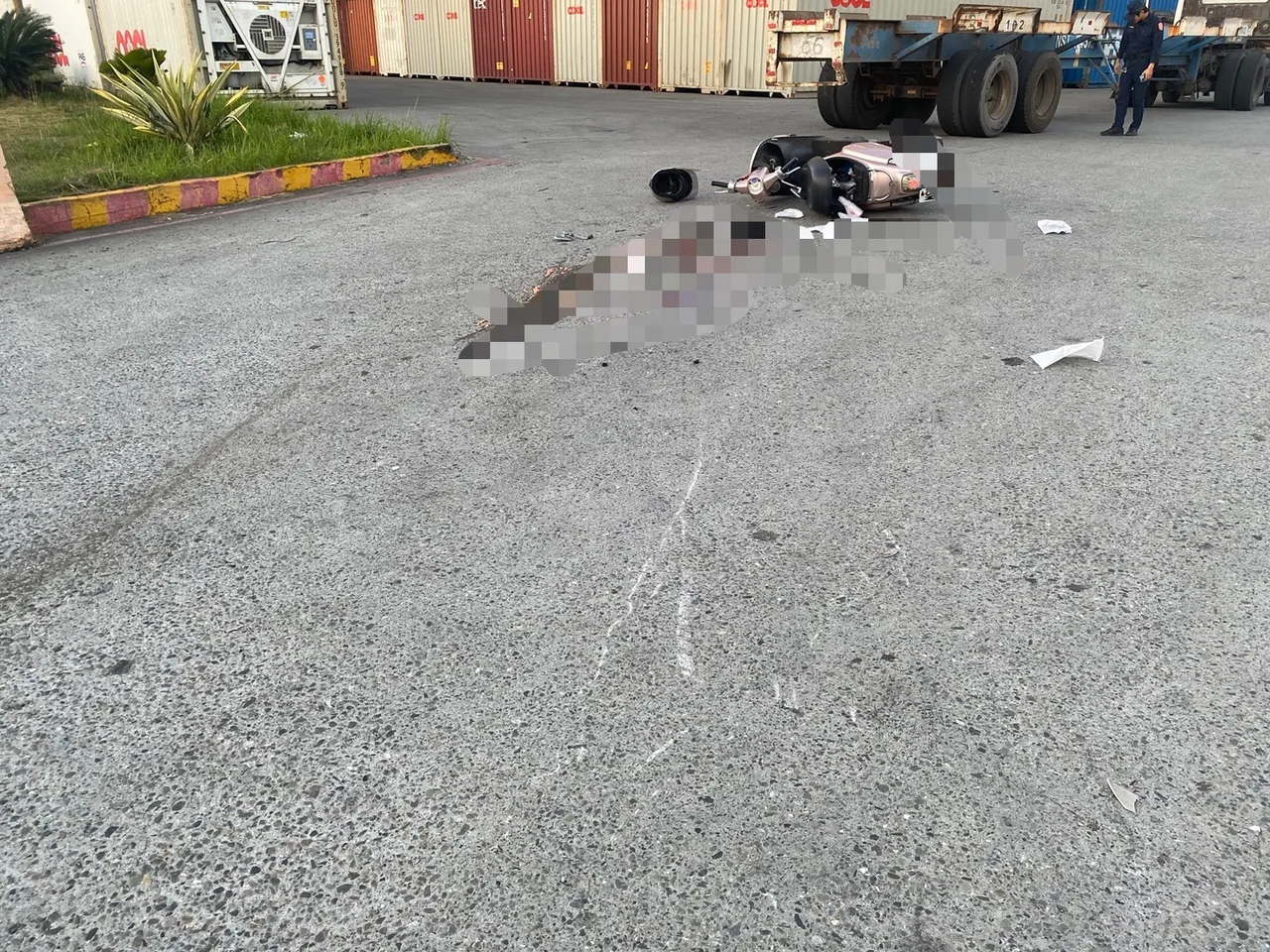 联结车碰撞机车，造成女骑士右腿脚掌分离。翻摄画面