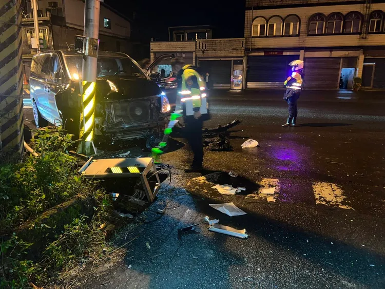 一名警員執行勤務時遭小貨車撞上，導致其身受重傷。翻攝照片