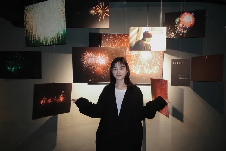 姚爱宁演而优则「摄」！斜杠斜杠当摄影师办第三次个展《余像 14.344》。边走边听有限公司提供