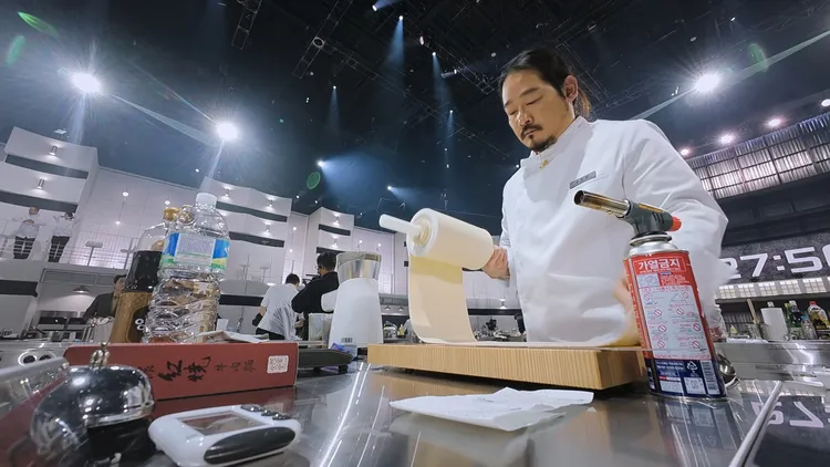 金度潤帶著阿舍牛肉麵錄《黑白大廚2》，原本打算錄影結束後煮來吃，沒想到很快就被淘汰。翻攝Netflix