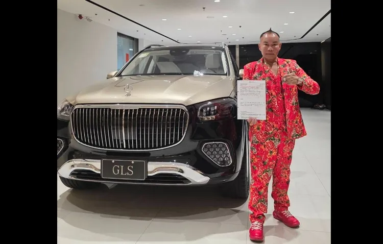 胡汉䶮当场下订千万豪车。翻摄自启德机械起重工程-股公司脸书