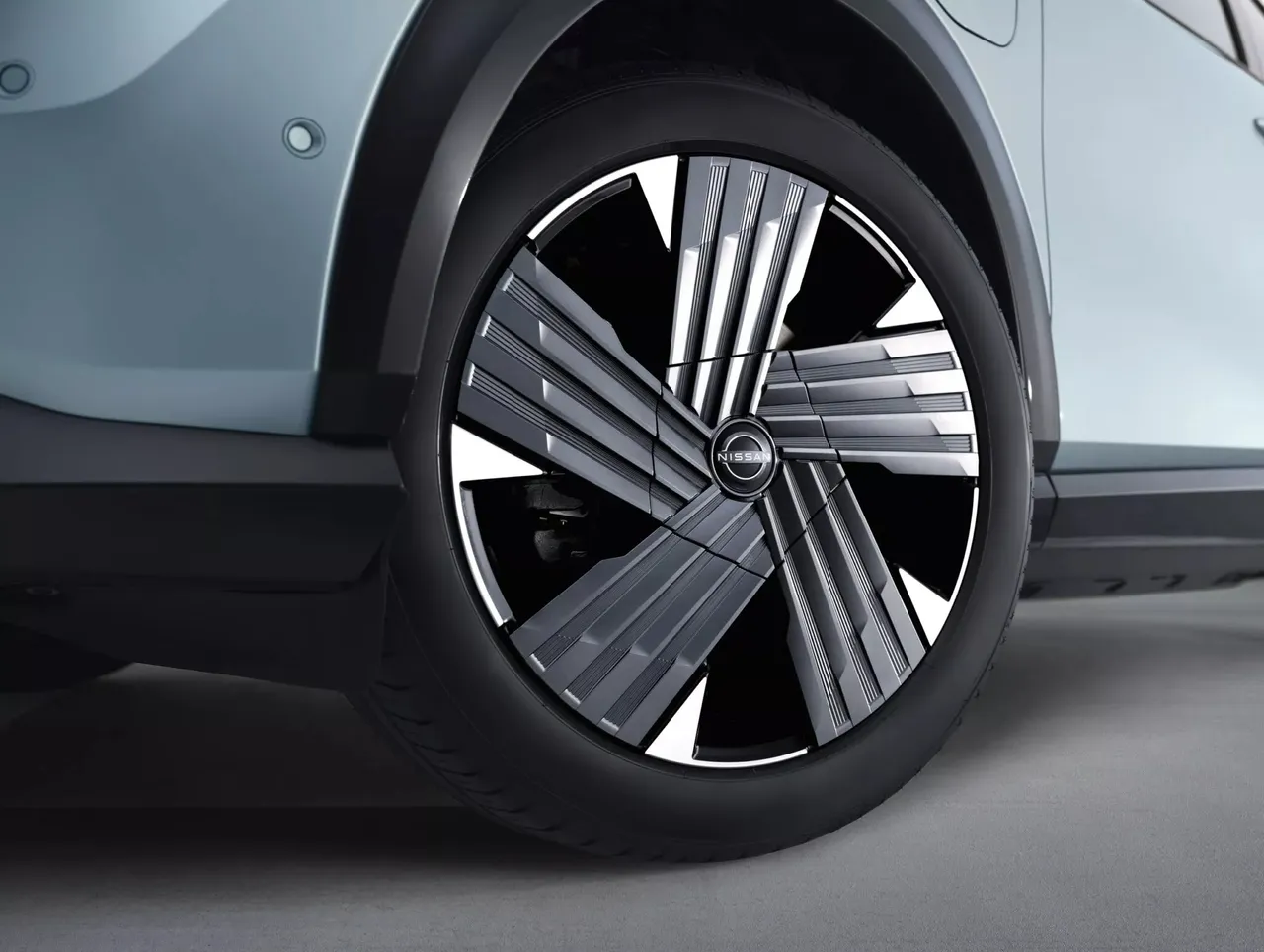 车侧换上全新20吋铝合金轮圈，并提供全新双色车色配置。原厂照片