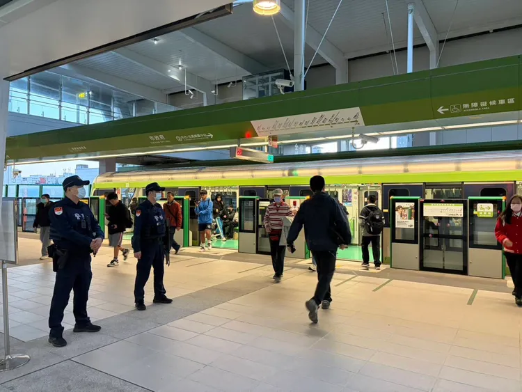 台中捷警隊加強各捷運站。列車安全維護工作。民眾提供