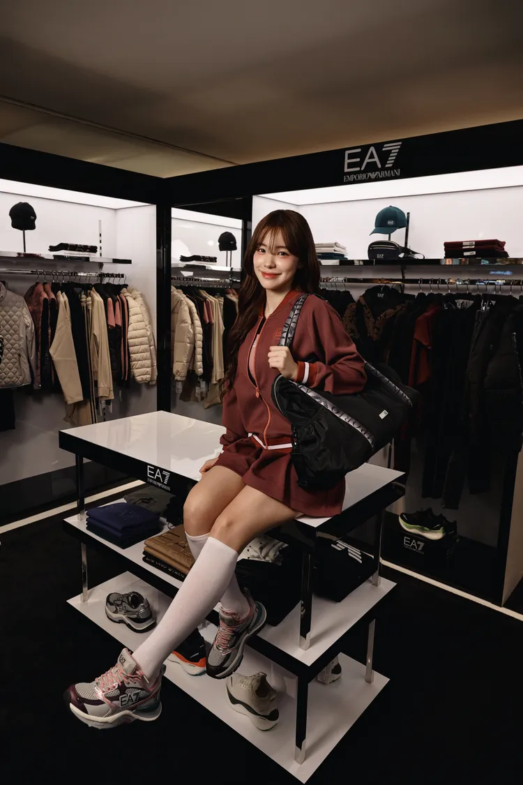 李多慧另一套造型演繹藕粉色調的網球套裝。品牌提供